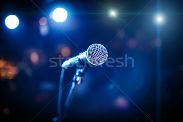Microfon etapă auditoriu tehnologie radio albastru Imagine de stoc © cookelma