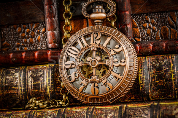 Vechi cărţi epocă ceas de buzunar antic carte Imagine de stoc © cookelma