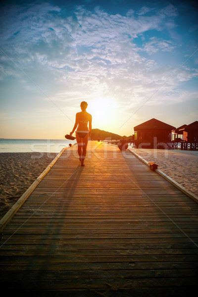 Foto d'archivio: Silhouette · ragazza · piedi · pier · tramonto · Maldive