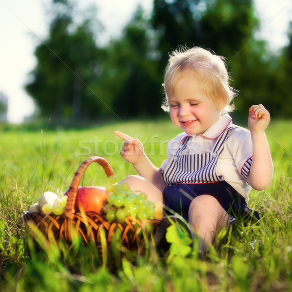 Mały chłopca koszyka owoców wiosną żywności Zdjęcia stock © cookelma