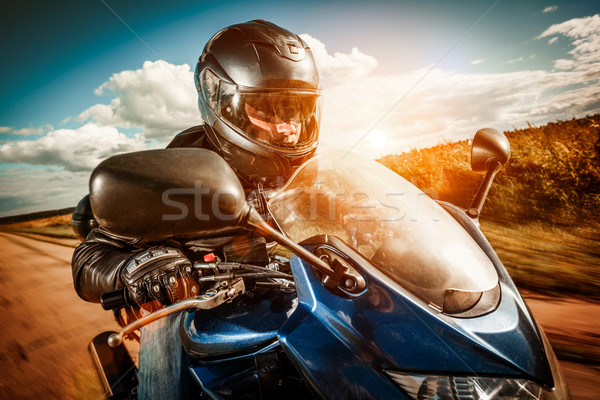 Biker racing Straße Helm Lederjacke Himmel Stock foto © cookelma