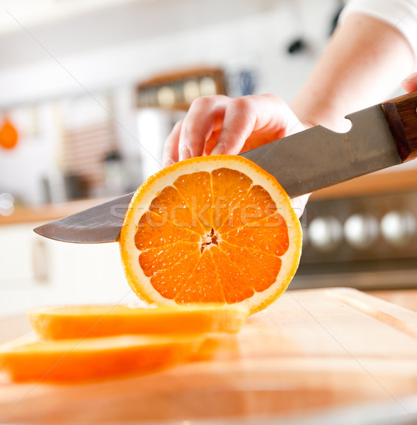 Hände Schneiden orange frischen Küche Obst Stock foto © cookelma