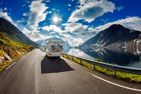 Caravana maşină şosea rutier peisaj vară Imagine de stoc © cookelma