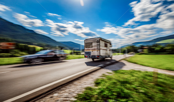 Familie vacanţă călători vacanţă excursie caravana Imagine de stoc © cookelma