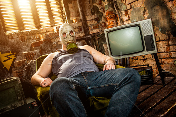 Adam gaz maskesi kişi güneş ışık pencere Stok fotoğraf © cookelma