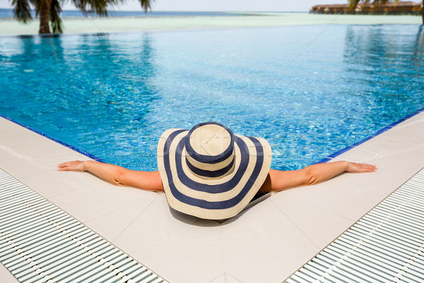 Mujer sombrero de paja relajante piscina fondo perfecto Foto stock © cookelma