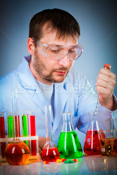 Om de ştiinţă tineri laborator afaceri mână muncă Imagine de stoc © cookelma
