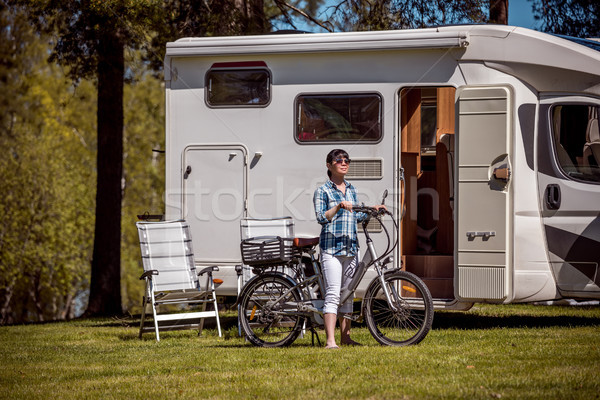 Frau elektrische Fahrrad ruhend Campingplatz Wohnwagen Stock foto © cookelma