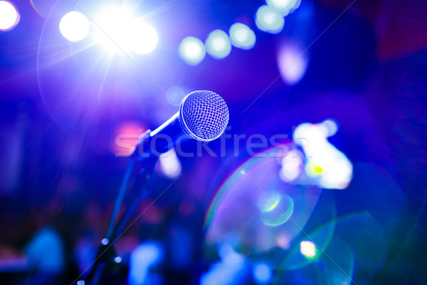 Microfon etapă auditoriu public performanţă superficial Imagine de stoc © cookelma