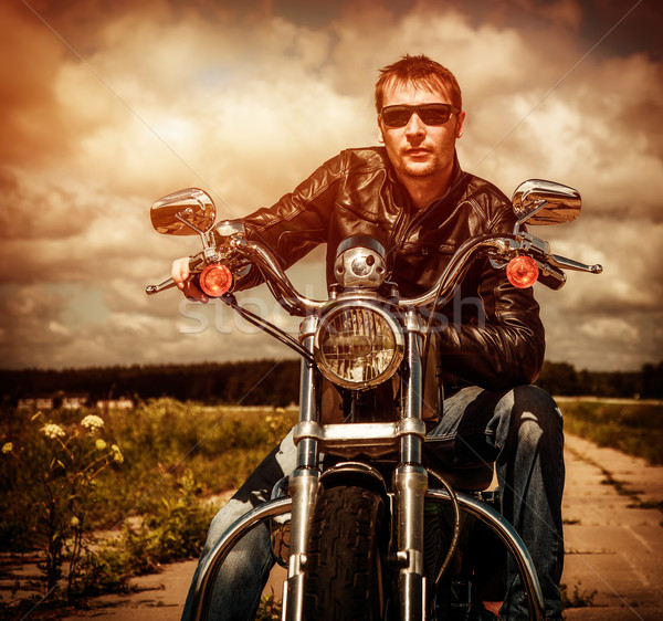 Motocicleta hombre chaqueta de cuero gafas de sol Foto stock © cookelma