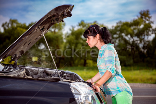 Zdjęcia stock: Uszkodzenie · pojazd · problemy · drogowego · kobieta · samochodu