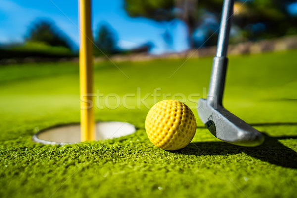 [[stock_photo]]: Mini · golf · jaune · balle · bat · trou