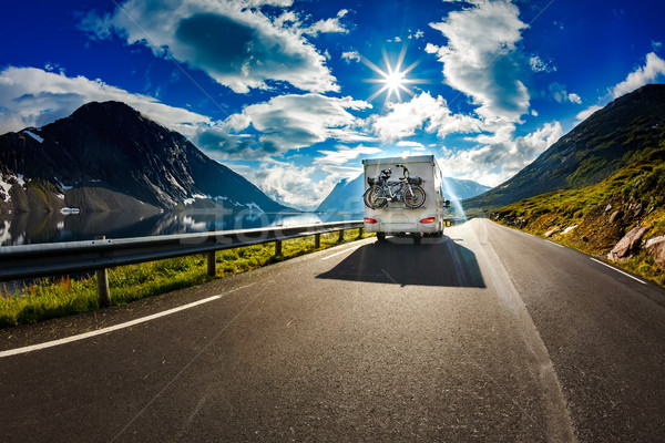 Wohnwagen Auto Autobahn Tourismus Urlaub Stock foto © cookelma
