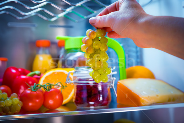 Mujer uvas abierto refrigerador alimentos saludables Foto stock © cookelma