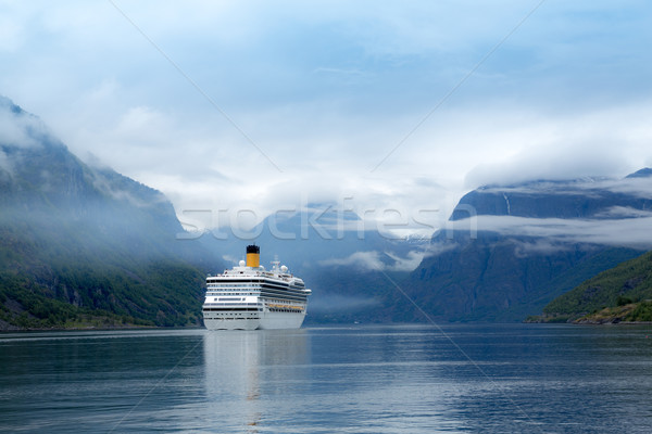 Foto stock: Cruzeiro · navio · de · cruzeiro · casa · primavera · floresta · natureza