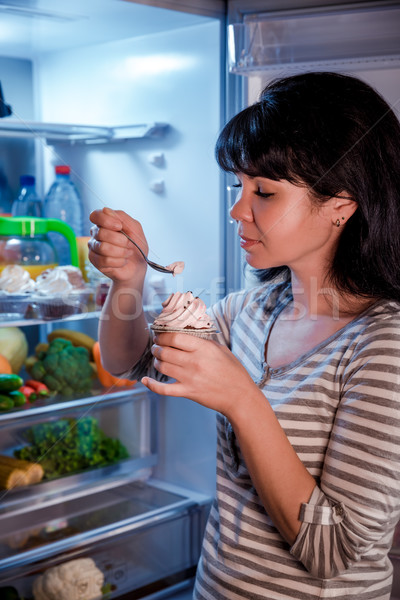 Mujer comer alimentos poco saludables nevera noche casa Foto stock © cookelma