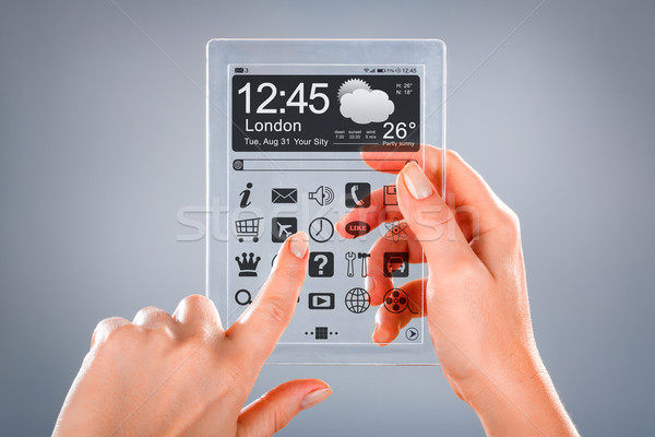 Comprimat transparent ecran uman mâini afişa Imagine de stoc © cookelma