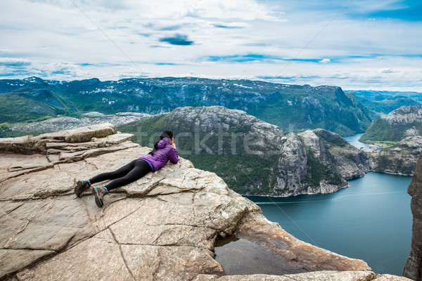 Mulher olhando paisagem altura belo natureza Foto stock © cookelma