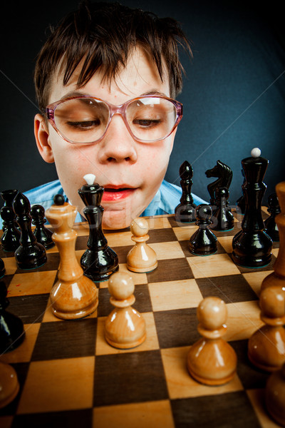 Nerd jouer échecs garçon pense apprentissage [[stock_photo]] © cookelma