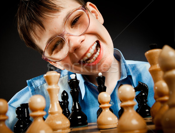 Foto stock: Nerd · jugar · ajedrez · negro · pensando · aprendizaje