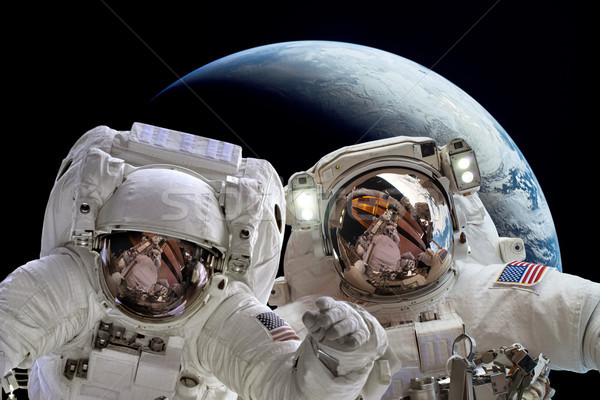 Astronauta espacio exterior fondo planeta tierra elementos imagen Foto stock © cookelma