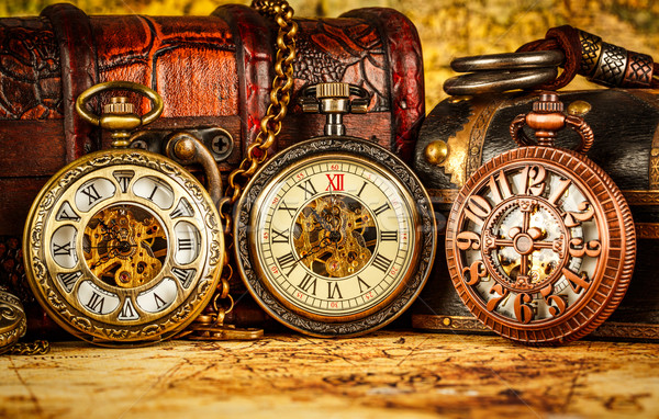 Vintage reloj de bolsillo antiguos antigua mapa del mundo mapa Foto stock © cookelma