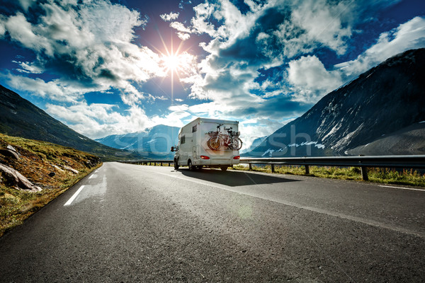 Caravan auto snelweg weg landschap zomer Stockfoto © cookelma