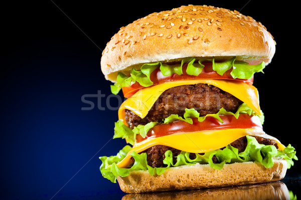 Lecker appetitlich Hamburger dunkel blau bar Stock foto © cookelma