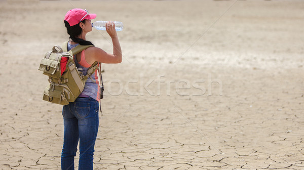 Reisenden Trinkwasser Flasche Wüste Frau Wasser Stock foto © cookelma