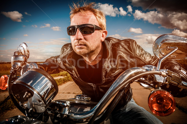 Motoros versenyzés út napszemüveg bőrdzseki égbolt Stock fotó © cookelma