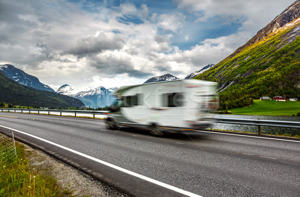 Wohnwagen Auto Autobahn Bewegungsunschärfe Straße Landschaft Stock foto © cookelma