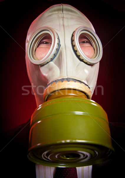 Persoană masca de gaze întuneric om de afaceri masca gaz Imagine de stoc © cookelma