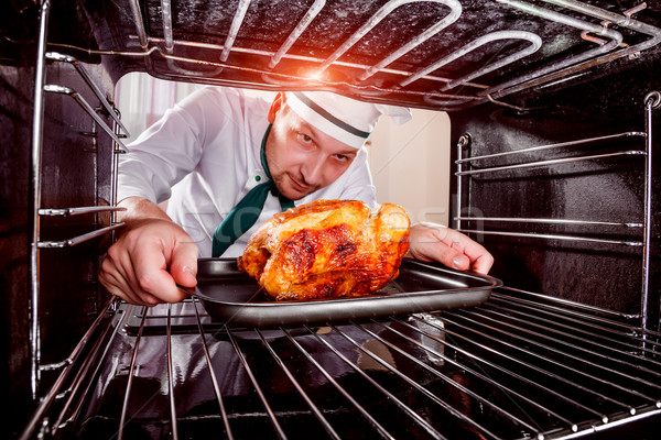 Gătit pui cuptor bucătar-şef friptura de pui concentra Imagine de stoc © cookelma