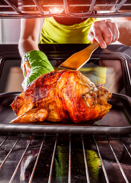 Сток-фото: приготовления · куриные · печи · домой · домохозяйка · жаркое · из · курицы