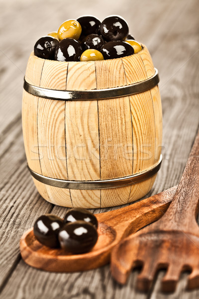 [[stock_photo]]: Olives · table · en · bois · alimentaire · nature · fond · vert