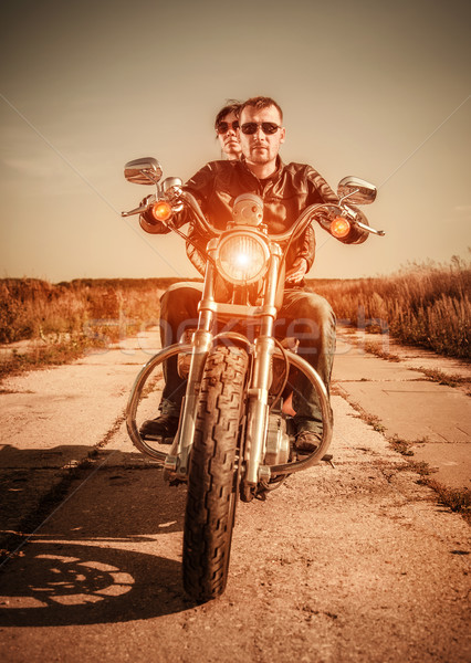 Foto stock: Carretera · Pareja · chaqueta · de · cuero · equitación · motocicleta