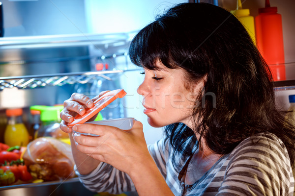 Femeie frigider recipient alimente acasă Imagine de stoc © cookelma