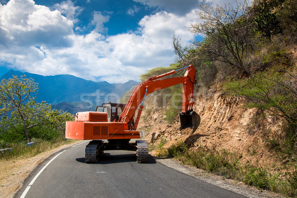 Koparka naprawy drogowego budowy górskich lata Zdjęcia stock © cookelma