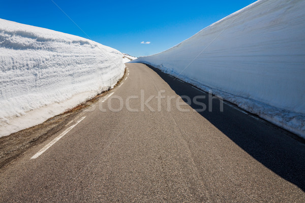 Estrada Noruega montanha alto neve parede Foto stock © cookelma