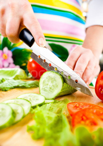 Handen groenten komkommer achter verse groenten Stockfoto © cookelma