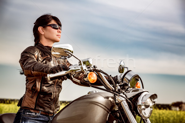 Motoros lány ül motorkerékpár bőrdzseki napszemüveg Stock fotó © cookelma