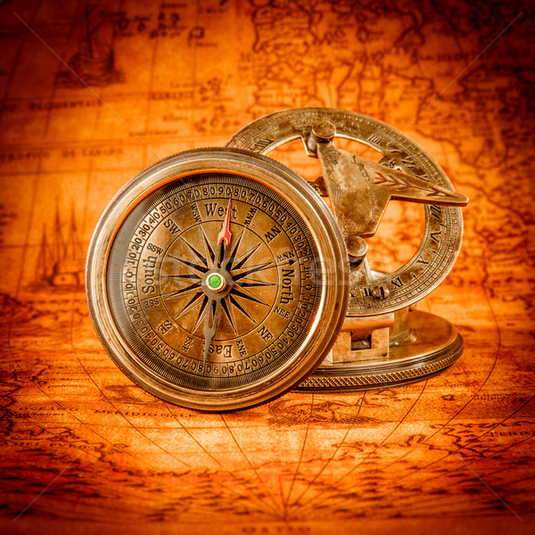 Klasszikus iránytű hazugságok ősi világtérkép csendélet Stock fotó © cookelma