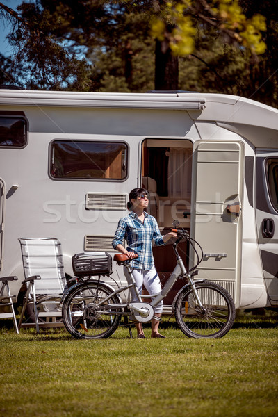 Frau elektrische Fahrrad ruhend Campingplatz Wohnwagen Stock foto © cookelma