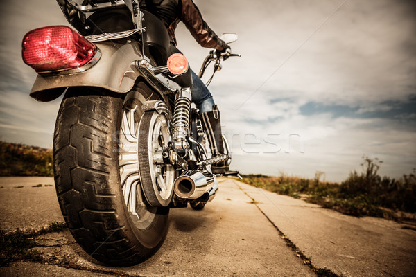 Biker Mädchen Reiten Motorrad Unterseite Ansicht Stock foto © cookelma