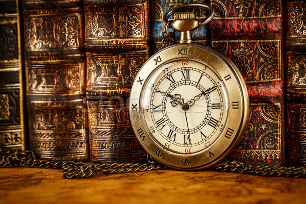 Edad libros vintage reloj de bolsillo antiguos libro Foto stock © cookelma