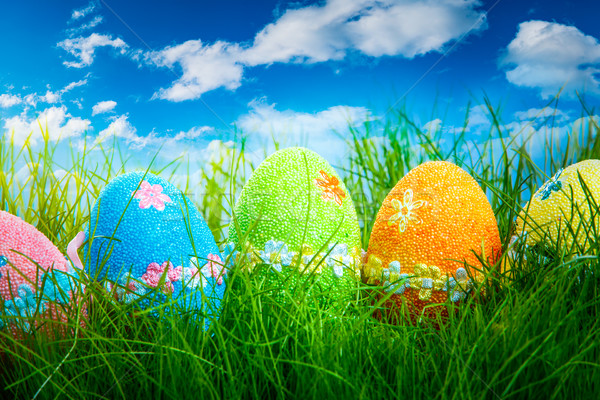 Décoré œufs de Pâques herbe ciel bleu Pâques printemps Photo stock © cookelma
