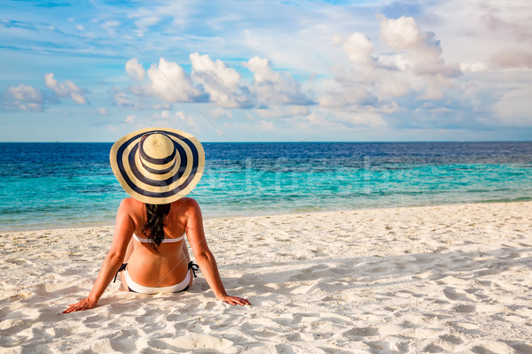 Fille marche plage tropicale Maldives plage vacances [[stock_photo]] © cookelma