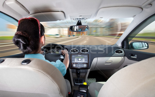 Vrouwen rijden auto wiel hand weg Stockfoto © cookelma