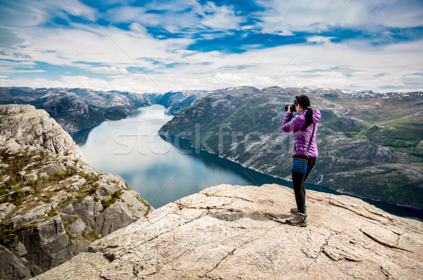 Natureza fotógrafo turista câmera em pé topo Foto stock © cookelma