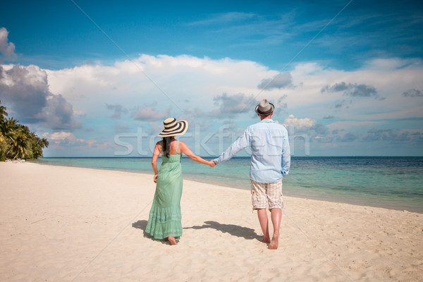 Vakáció pár sétál trópusi tengerpart Maldív-szigetek férfi Stock fotó © cookelma